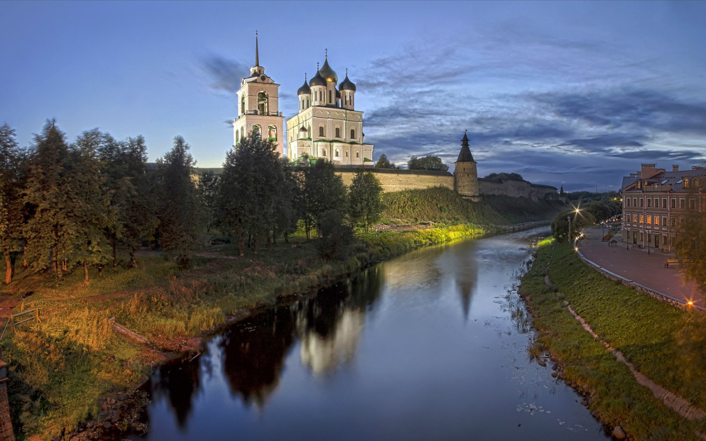 Вечерний город Псков