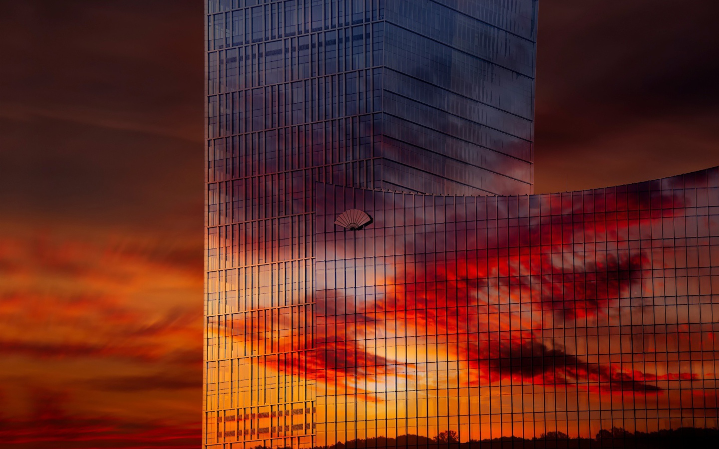 Зеркальный небоскреб в Китае