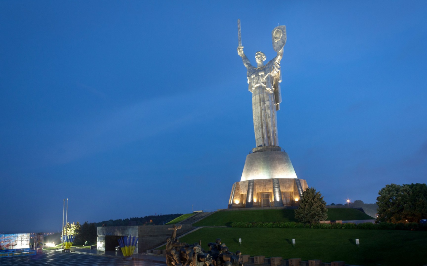 Фото статуя в киеве родина мать фото