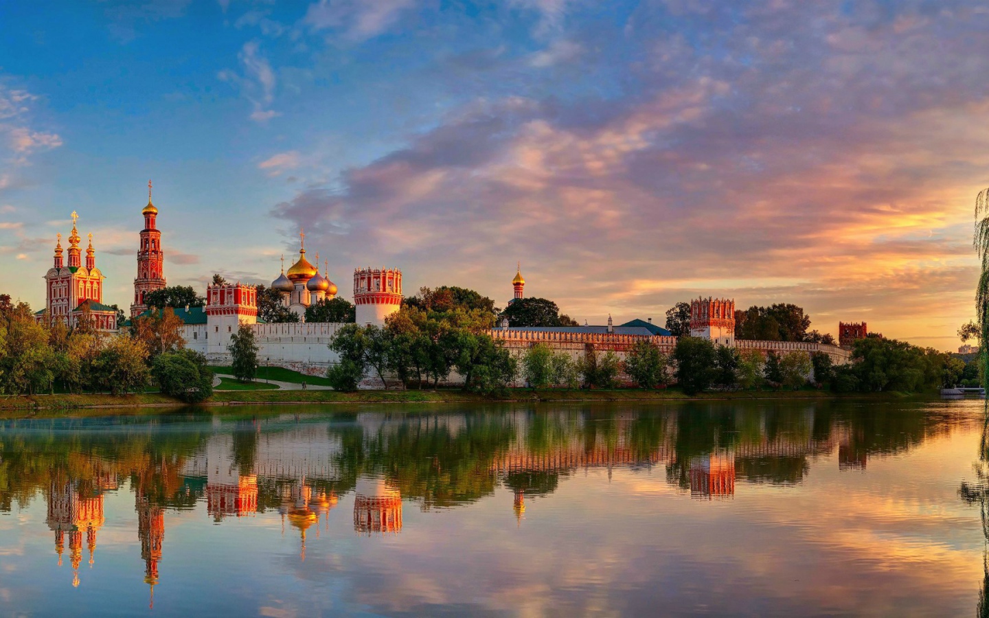 Новодевичий монастырь в Москве