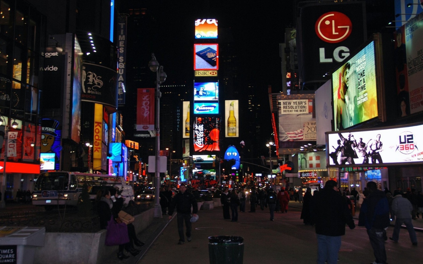 Пешеходная улица в центре большого города