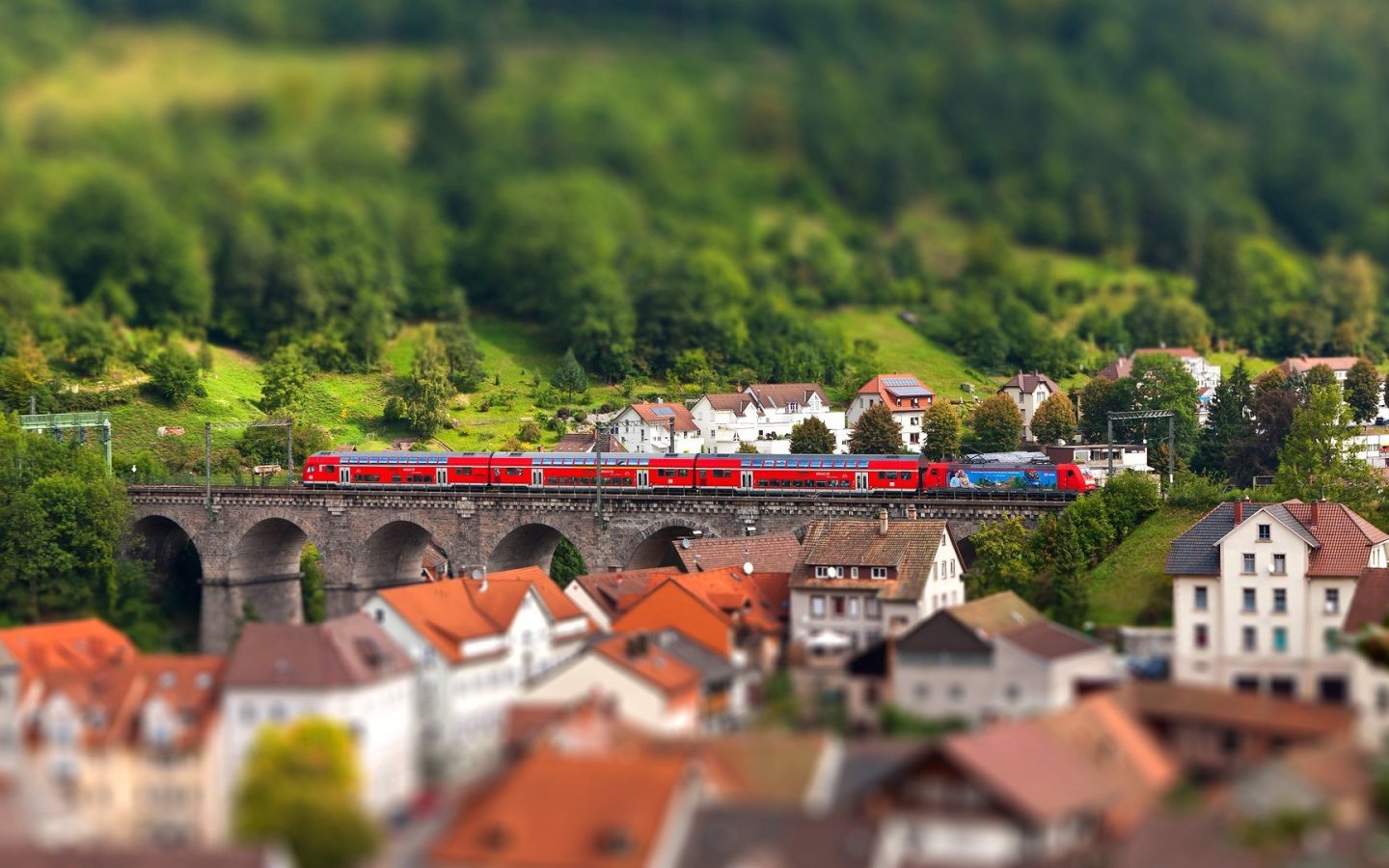 Красный поезд на мосту