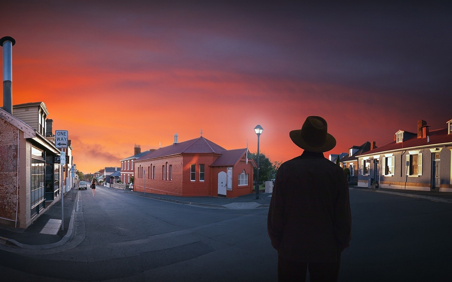 Силуэт мужчины на фоне городской улицы