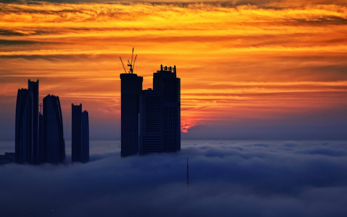 Небоскребы выше облаков в Дубай, ОАЭ
