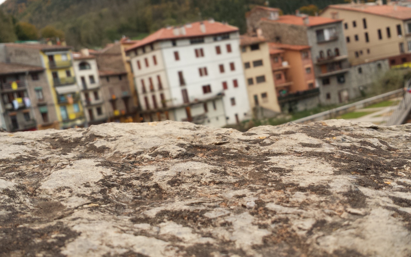 Камень на фоне городских домов, Барселона