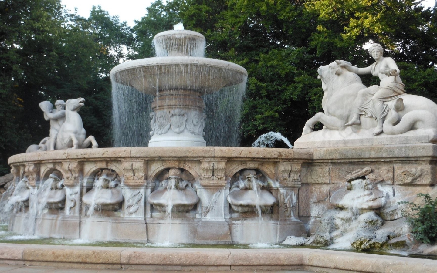 Фонтан в парке Мюнхена