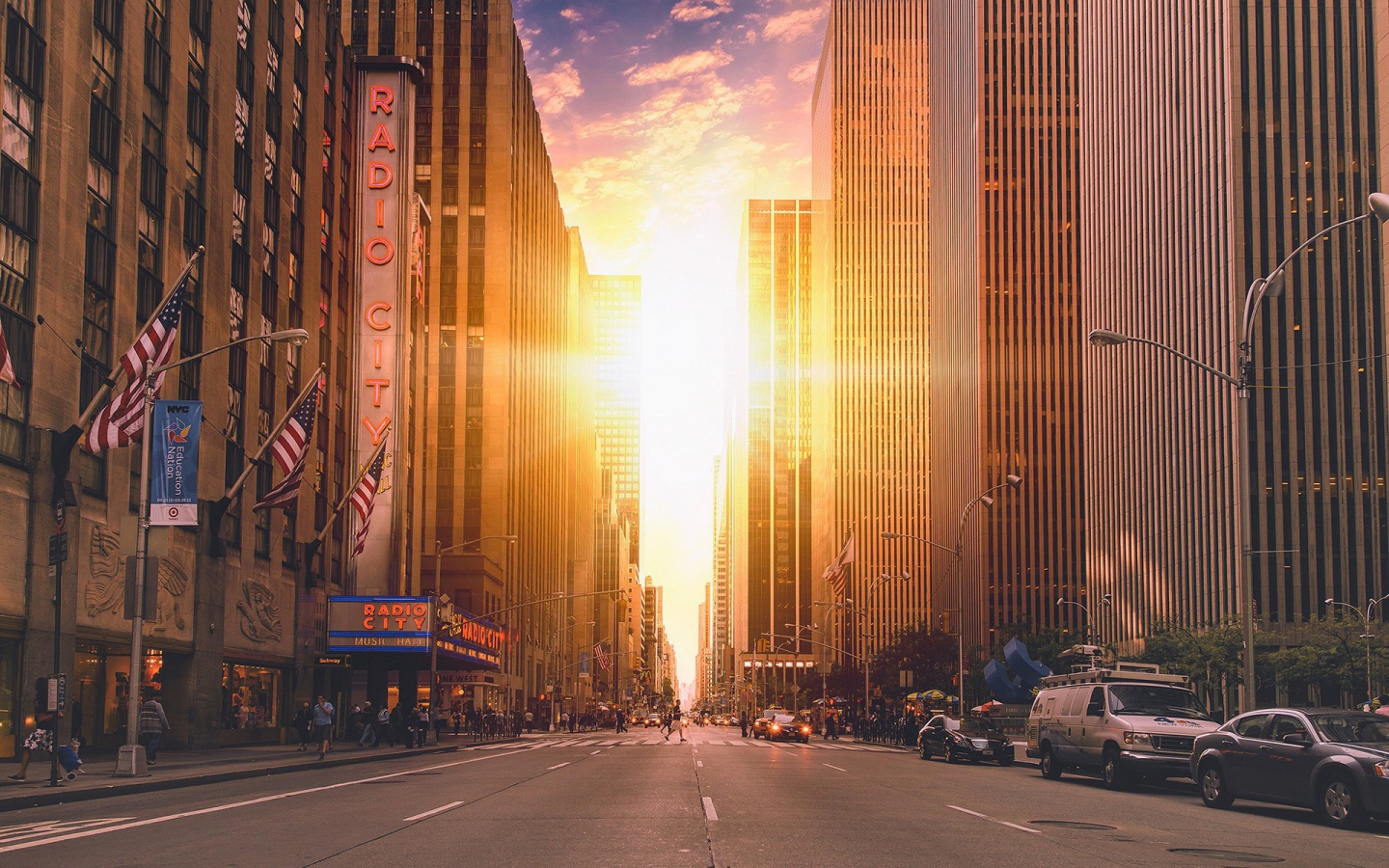 Солнце между небоскребами Манхеттена