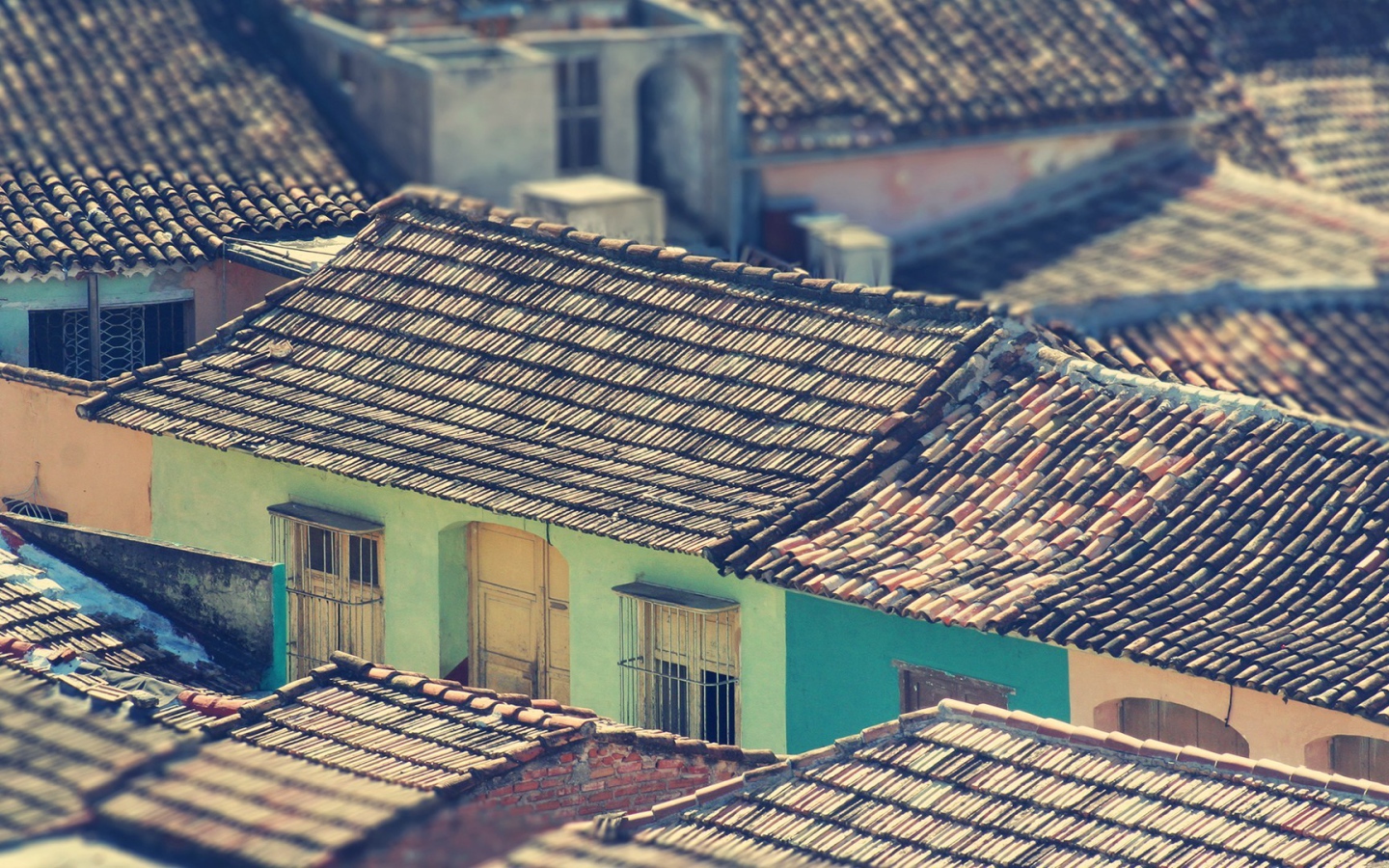 Черепичные крыши частных домов