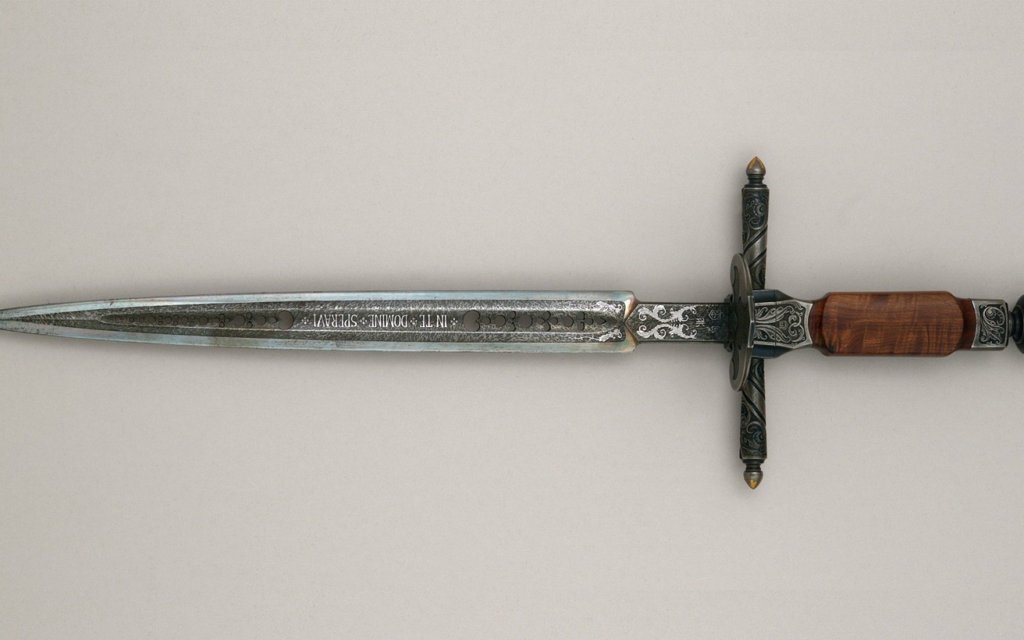 Старинный клинок с резьбой