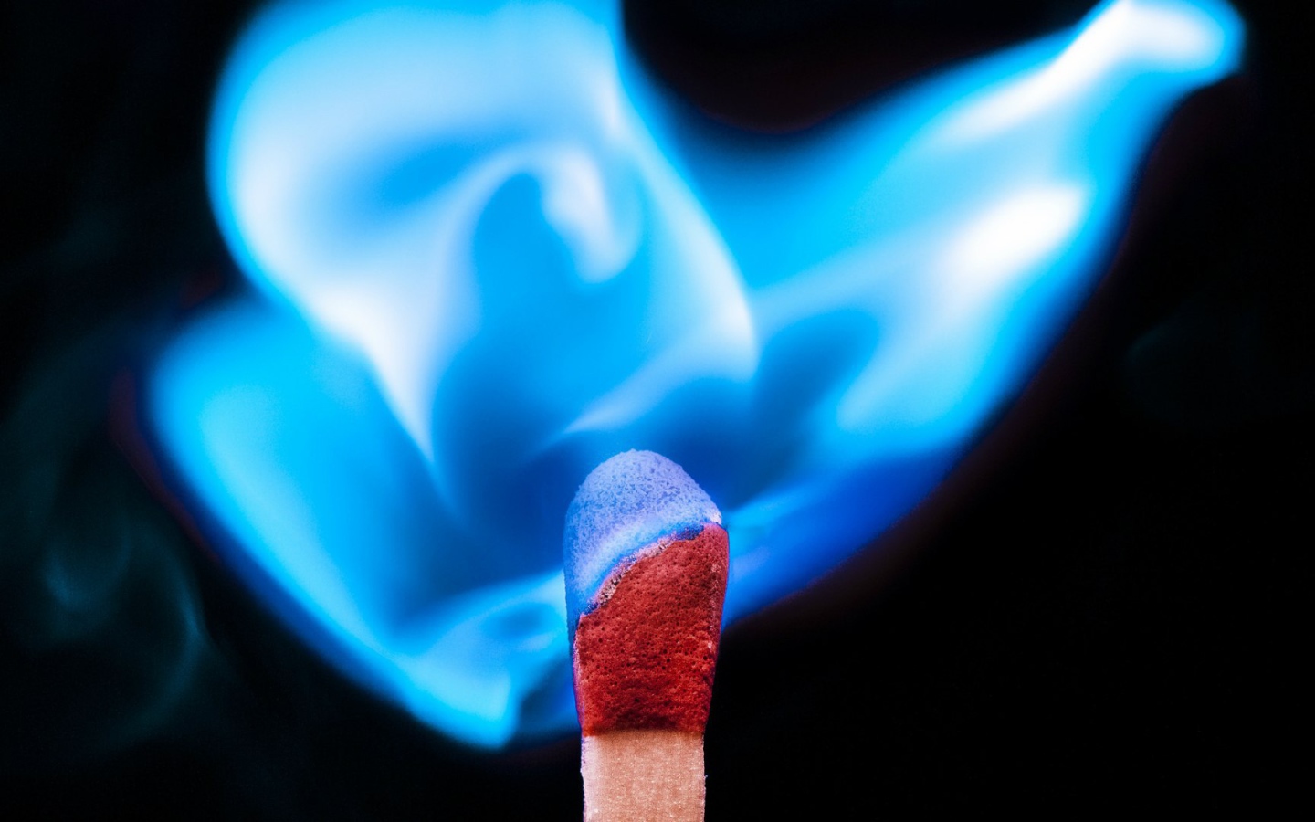 Голубое пламя спички