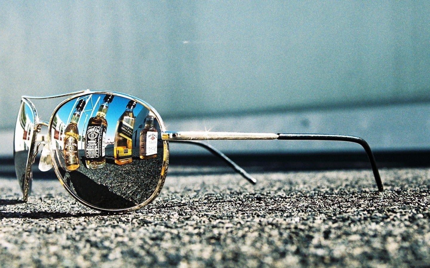 Бутылки с алкоголем отражаются в очках
