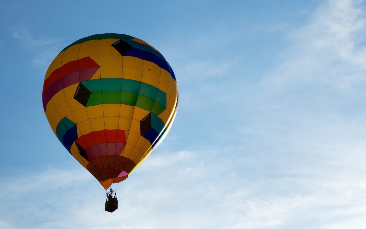 Яркий воздушный шар в небе