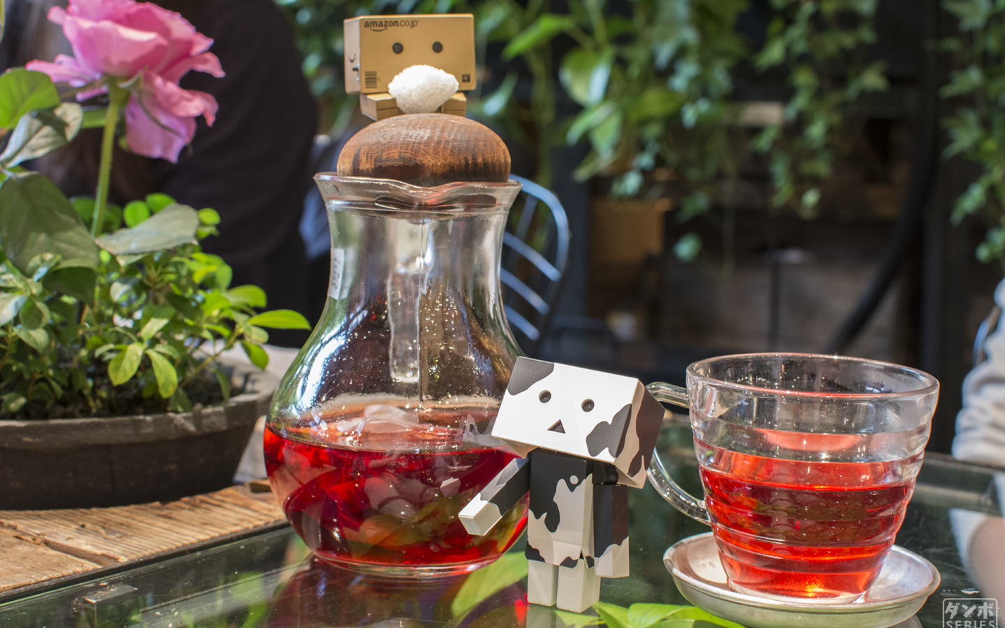 Картонные человечки на столе