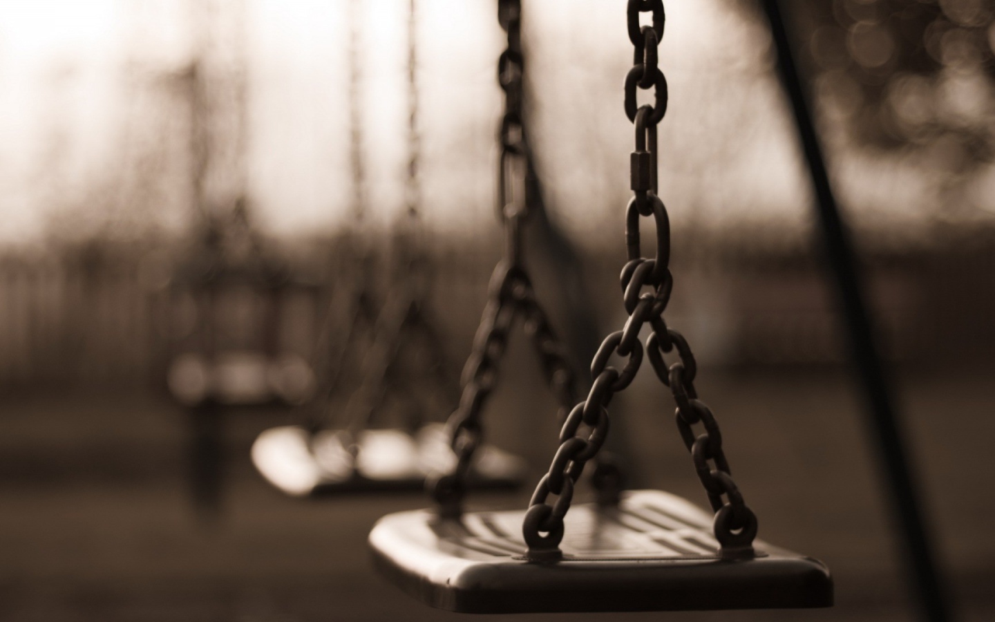 Детские качели на цепях