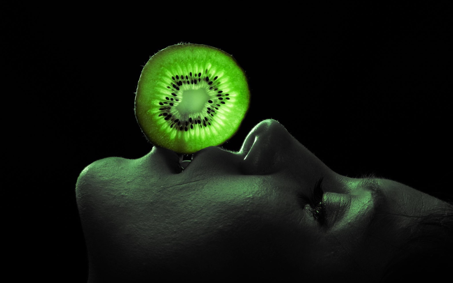 Кружок киви на лице у девушки