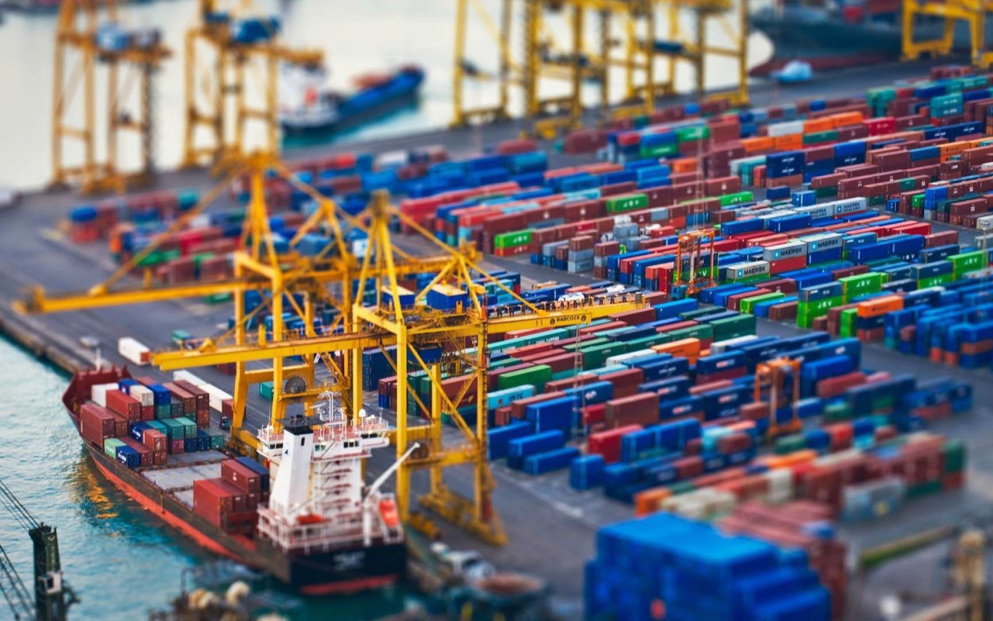 Контейнеры в грузовом порту