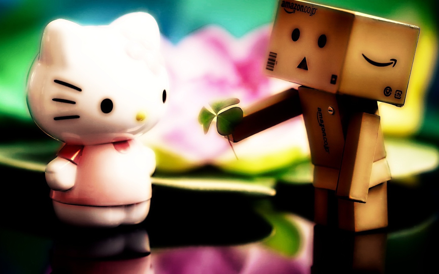 Дандо дарит листик кошке