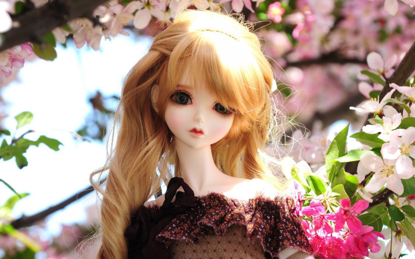 Кукла с грустным взглядом