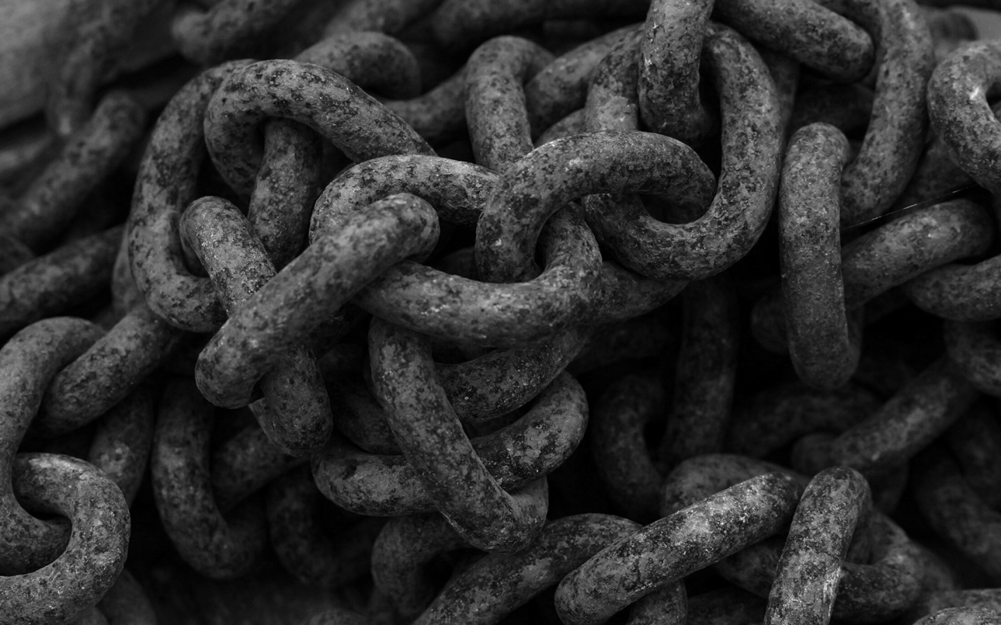 Черные цепи из металла