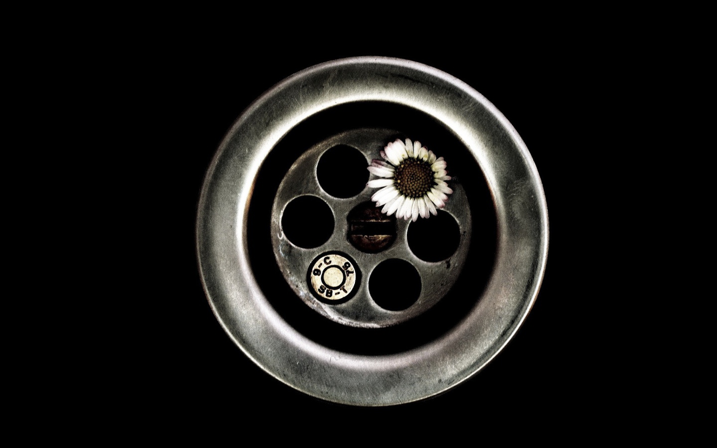 Цветок вместо пули в револьвере