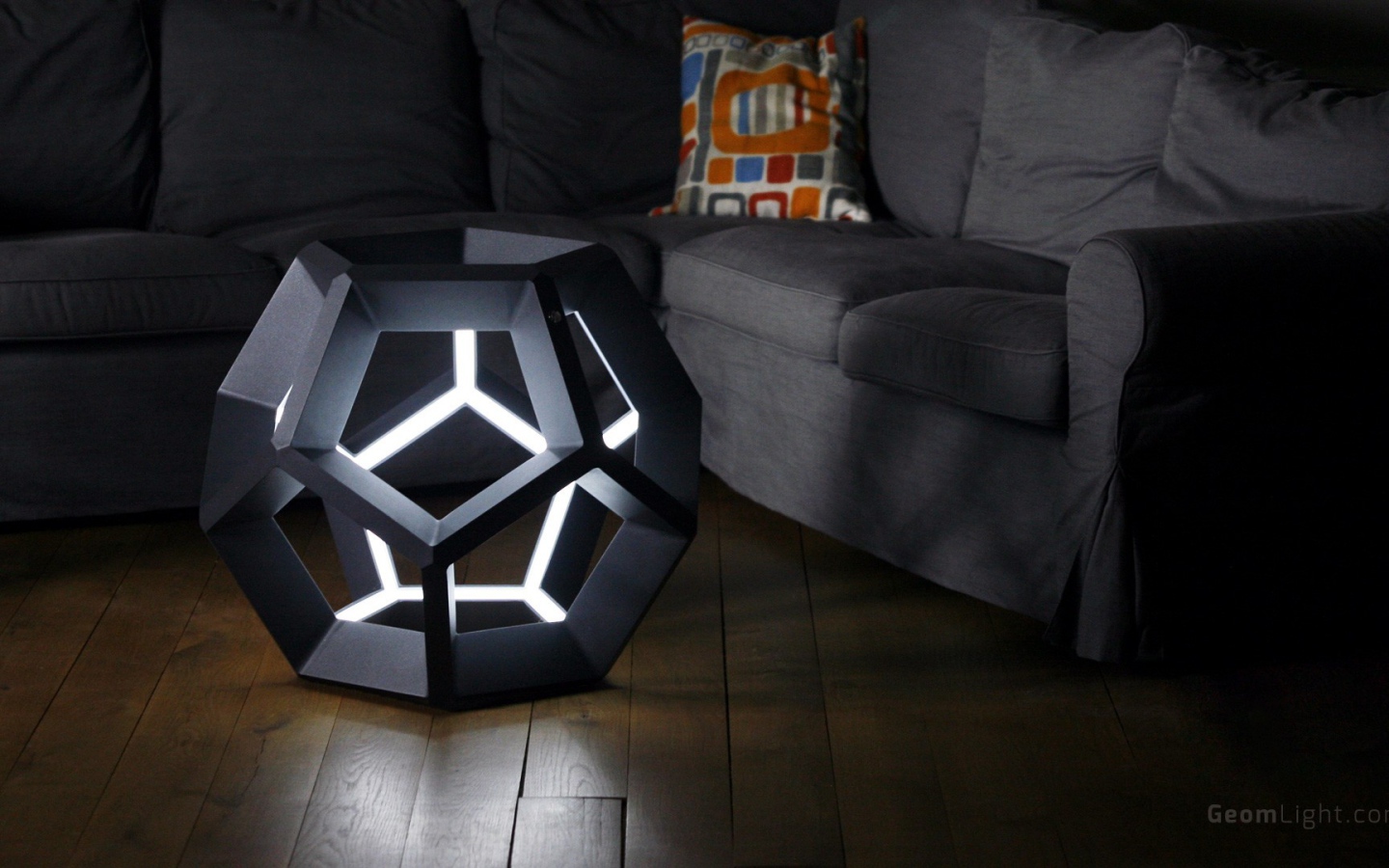 Футуристический светильник у дивана