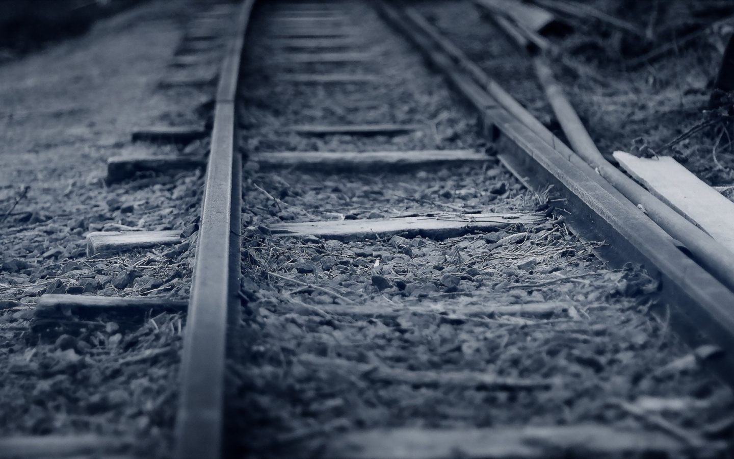 Серое фото железной дороги