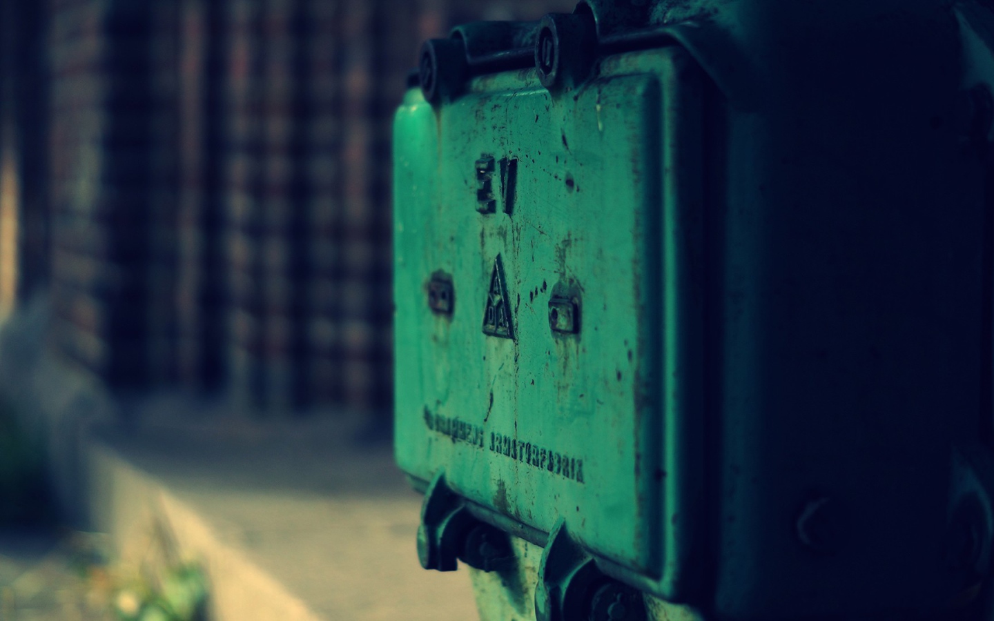 Зеленая коробка с переключателями