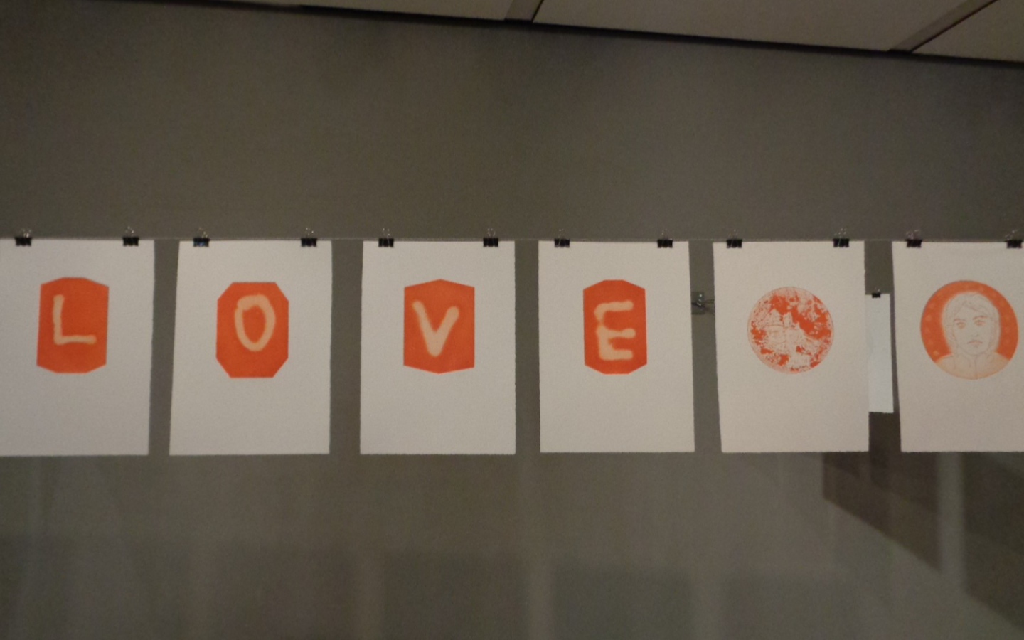 Надпись любовь оранжевыми буквами
