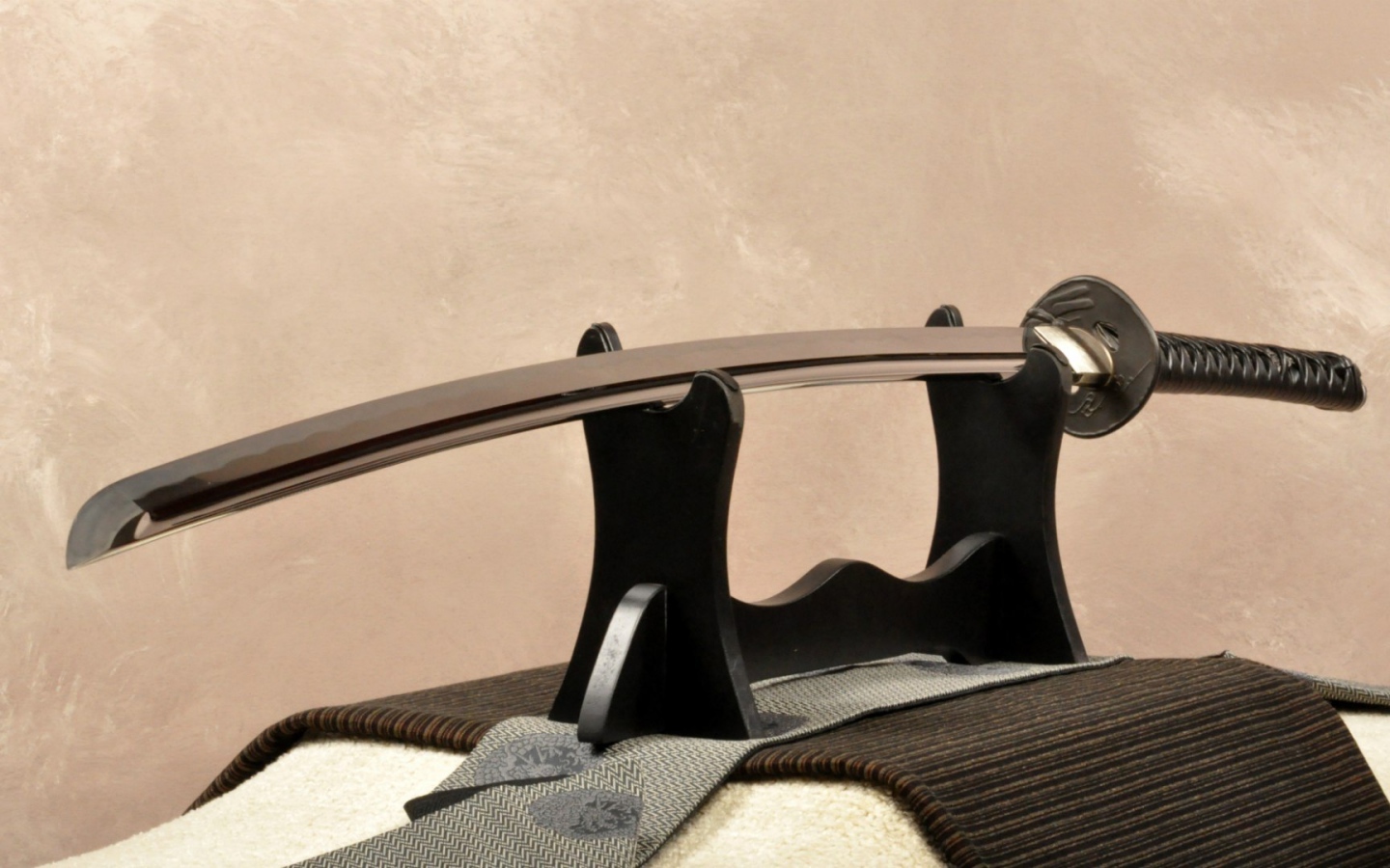 Меч катана на подставке