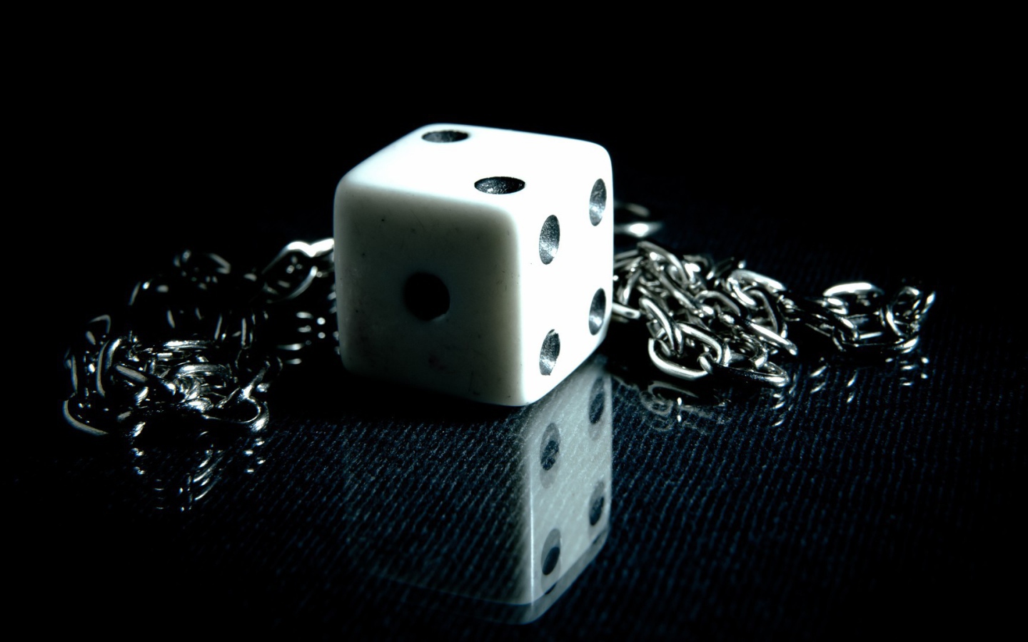 Брелок игровая кость на цепочке