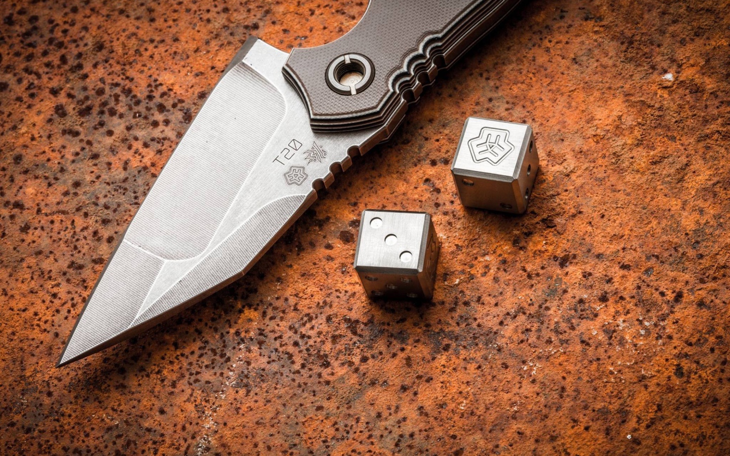 Нож и кубики для игры из металла