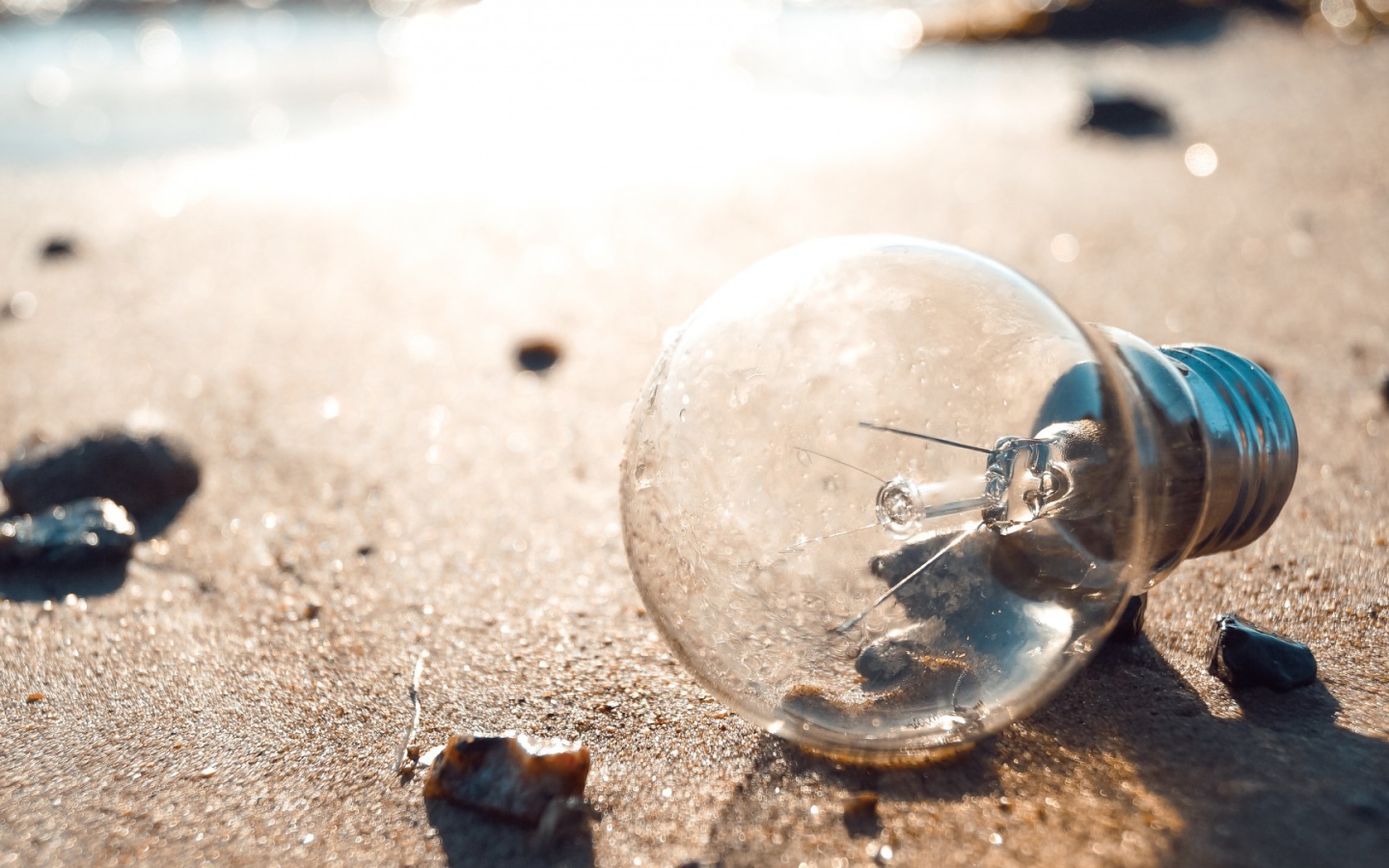 Перегоревшая лампочка на земле