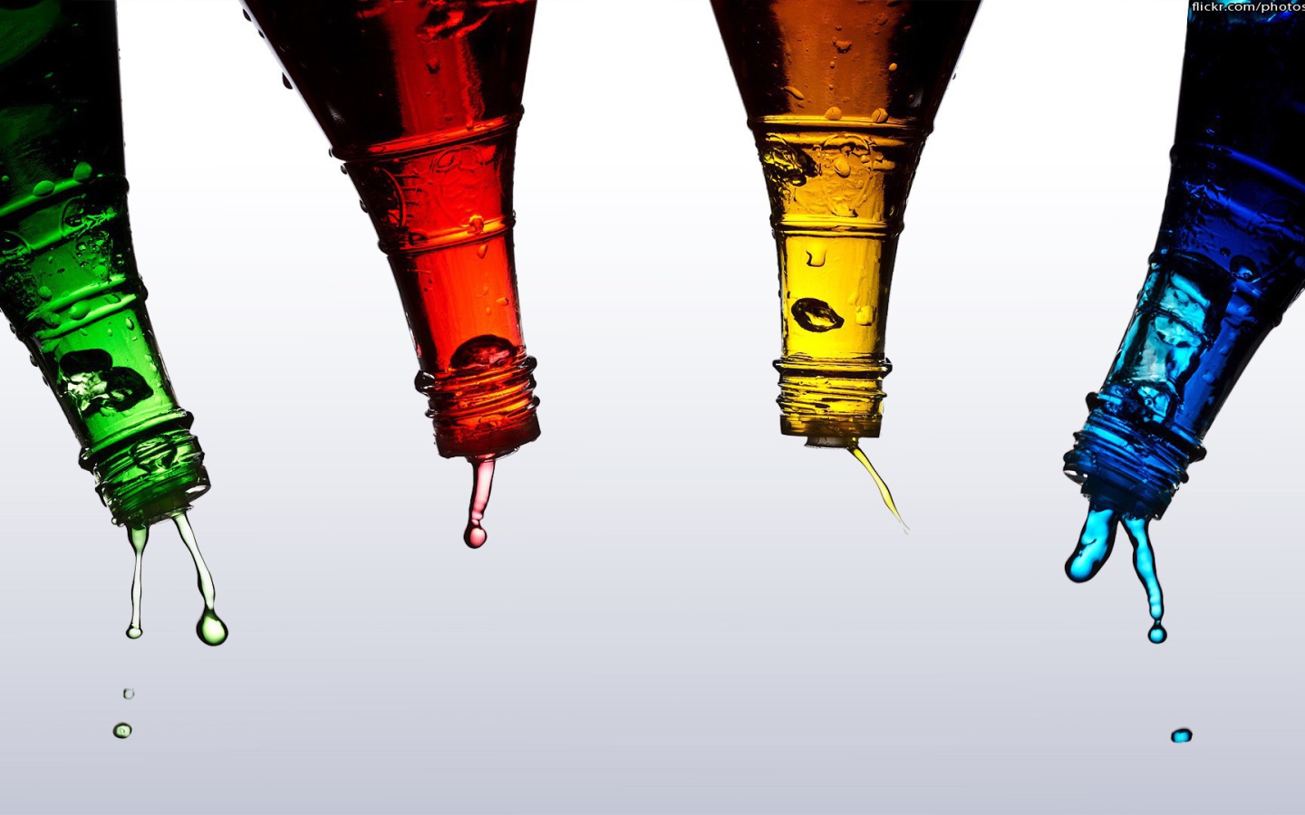 Капли жидкости из разноцветных бутылок