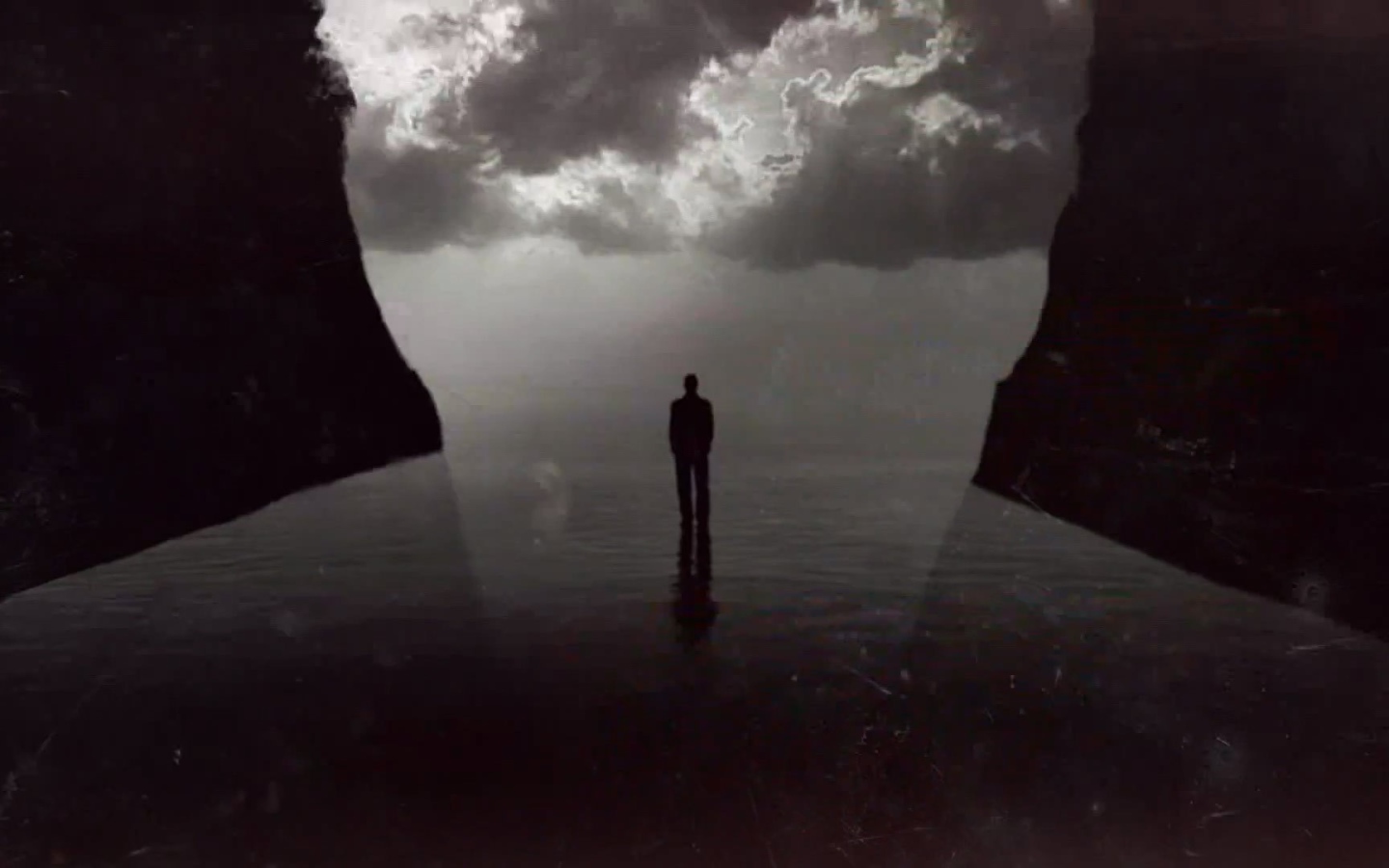 Человек между двух скал