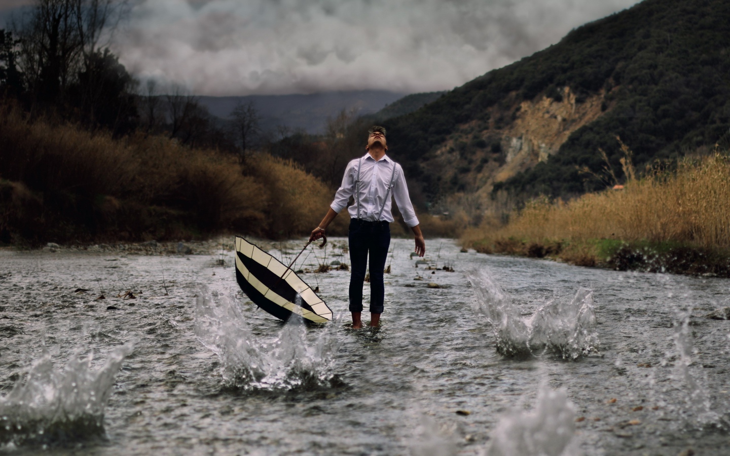Парень с зонтом в реке