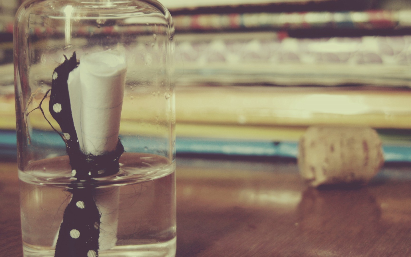 Записка лежит в стеклянной бутылке