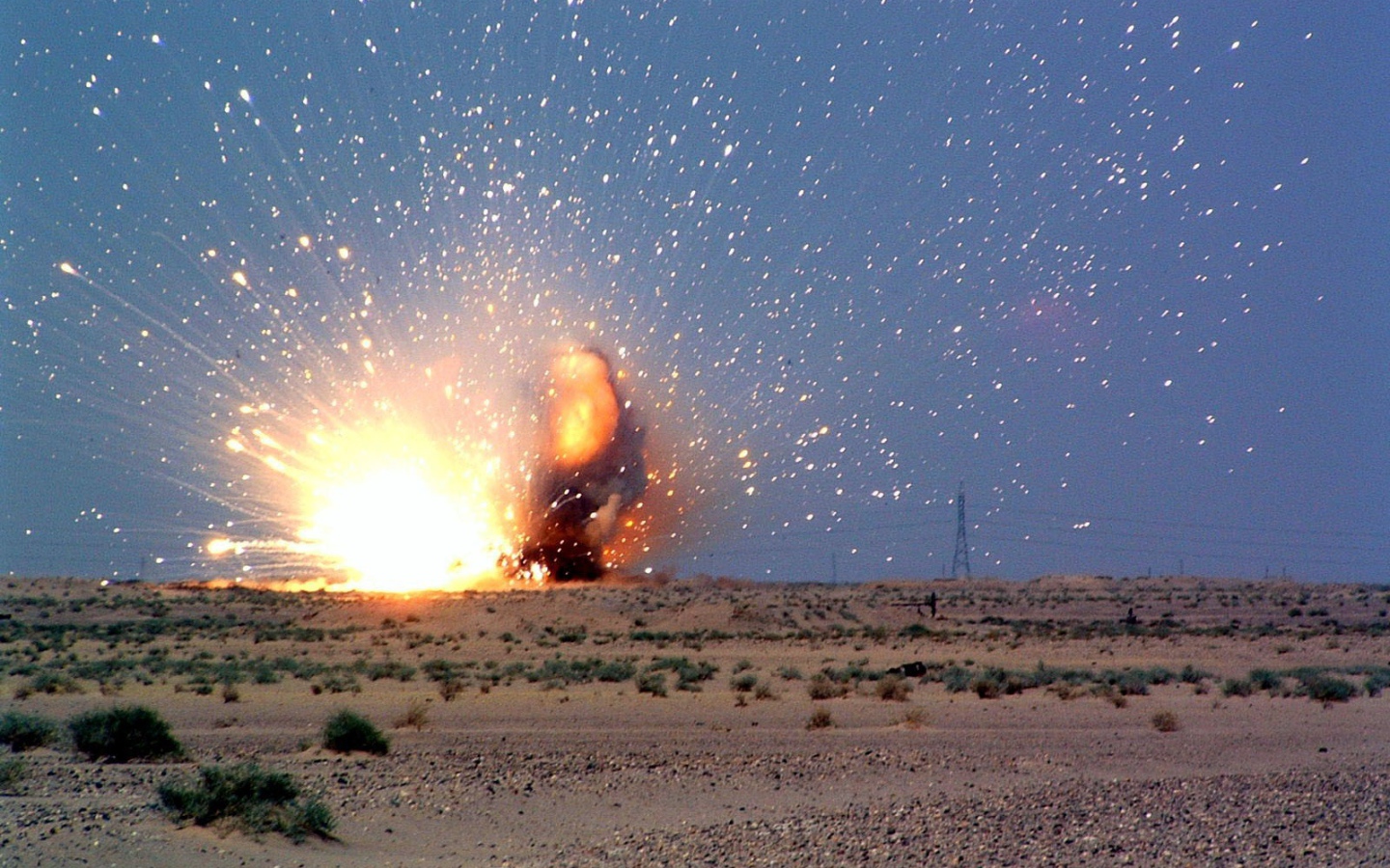 Мощный взрыв снаряда