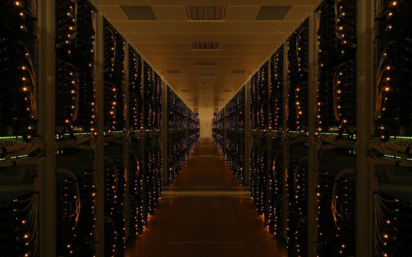 Стойки с серверами в дата центре