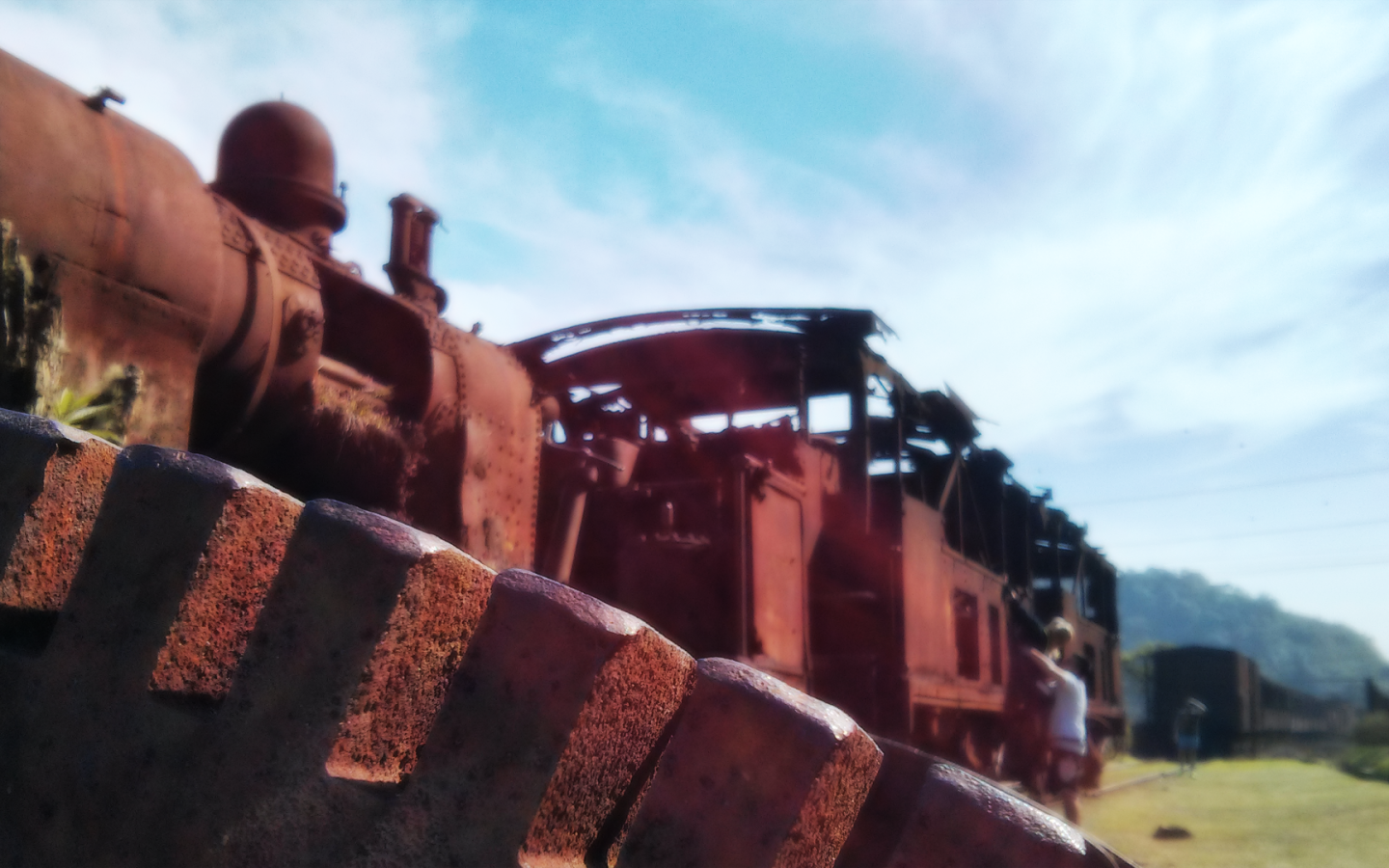 Ржавый паровоз на свалке