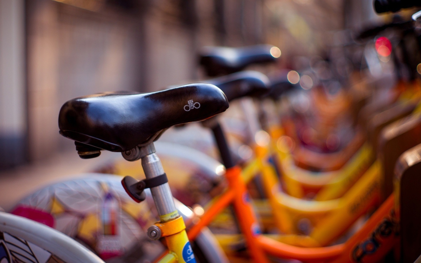 Сиденья велосипедов на стоянке