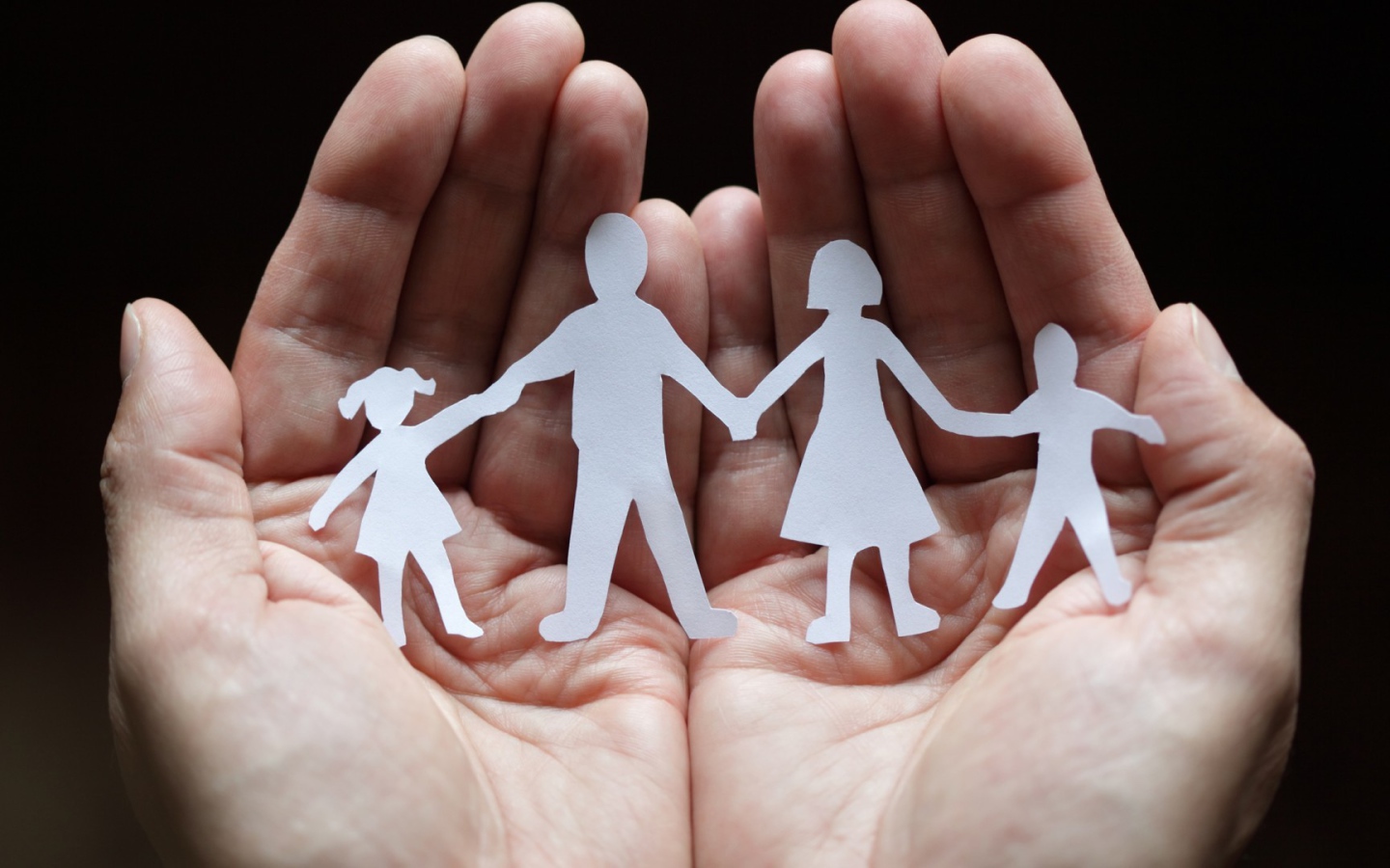 Силуэты из бумаги в руках