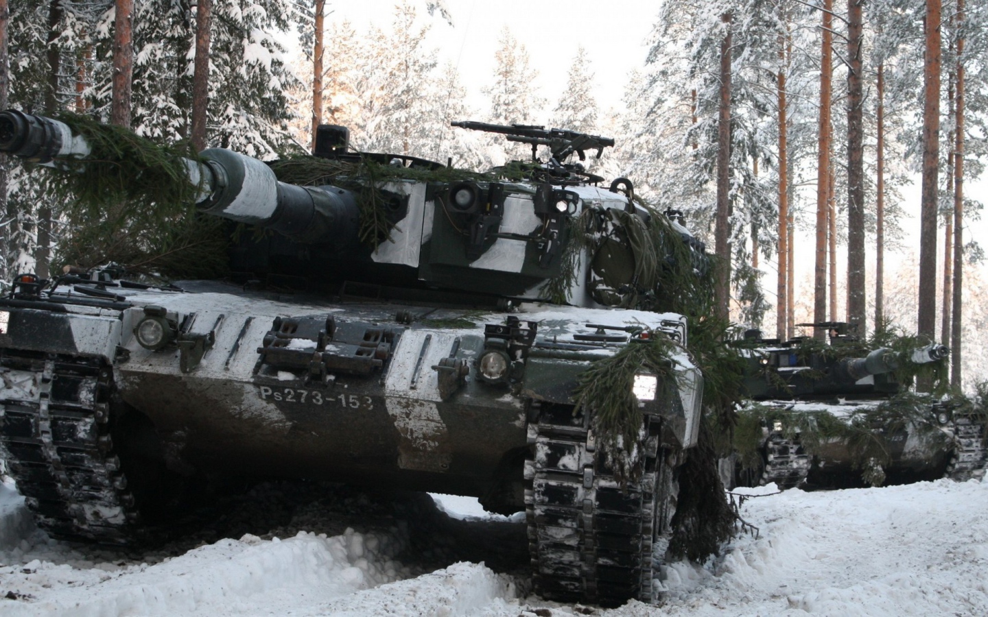 Танк в маскировке в лесу