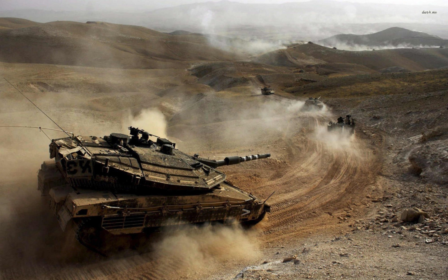 Танки на марше в пустынной местности