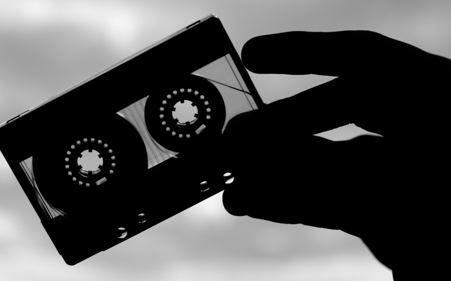 Аудиокассета в руке