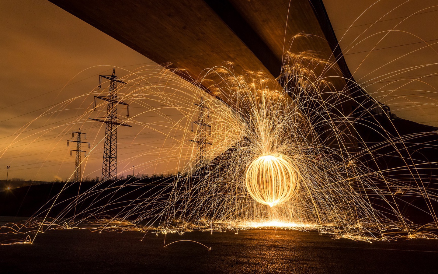 Шар из искр под мостом