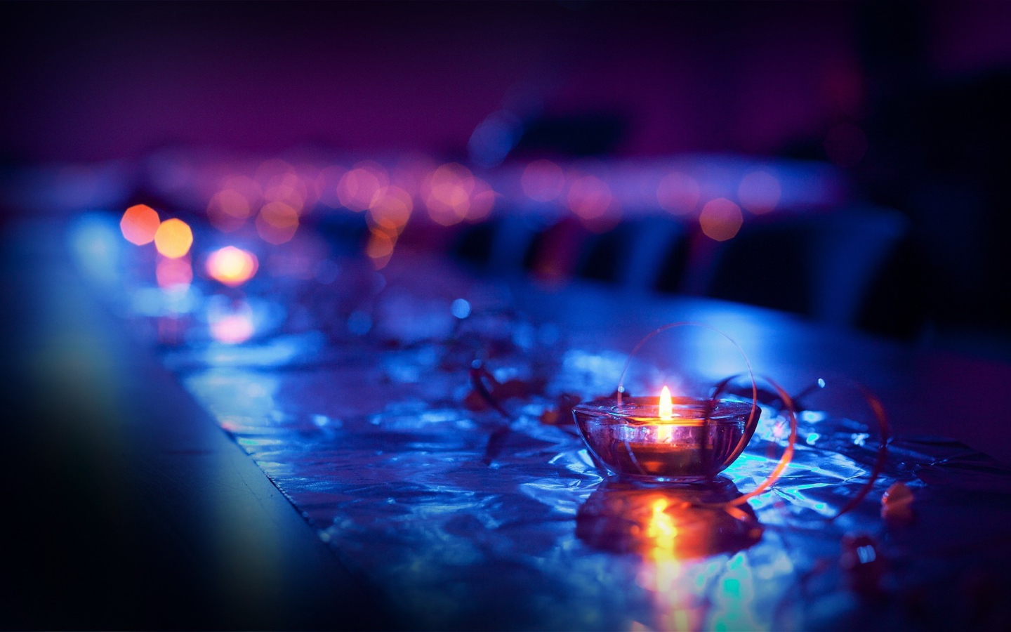 Свеча горит в подставке