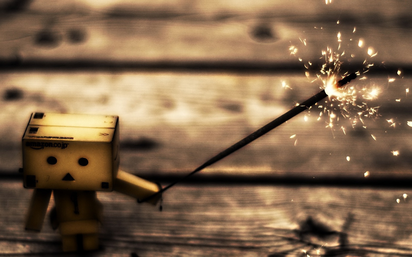 Картонный человечек с бенгальским огнем