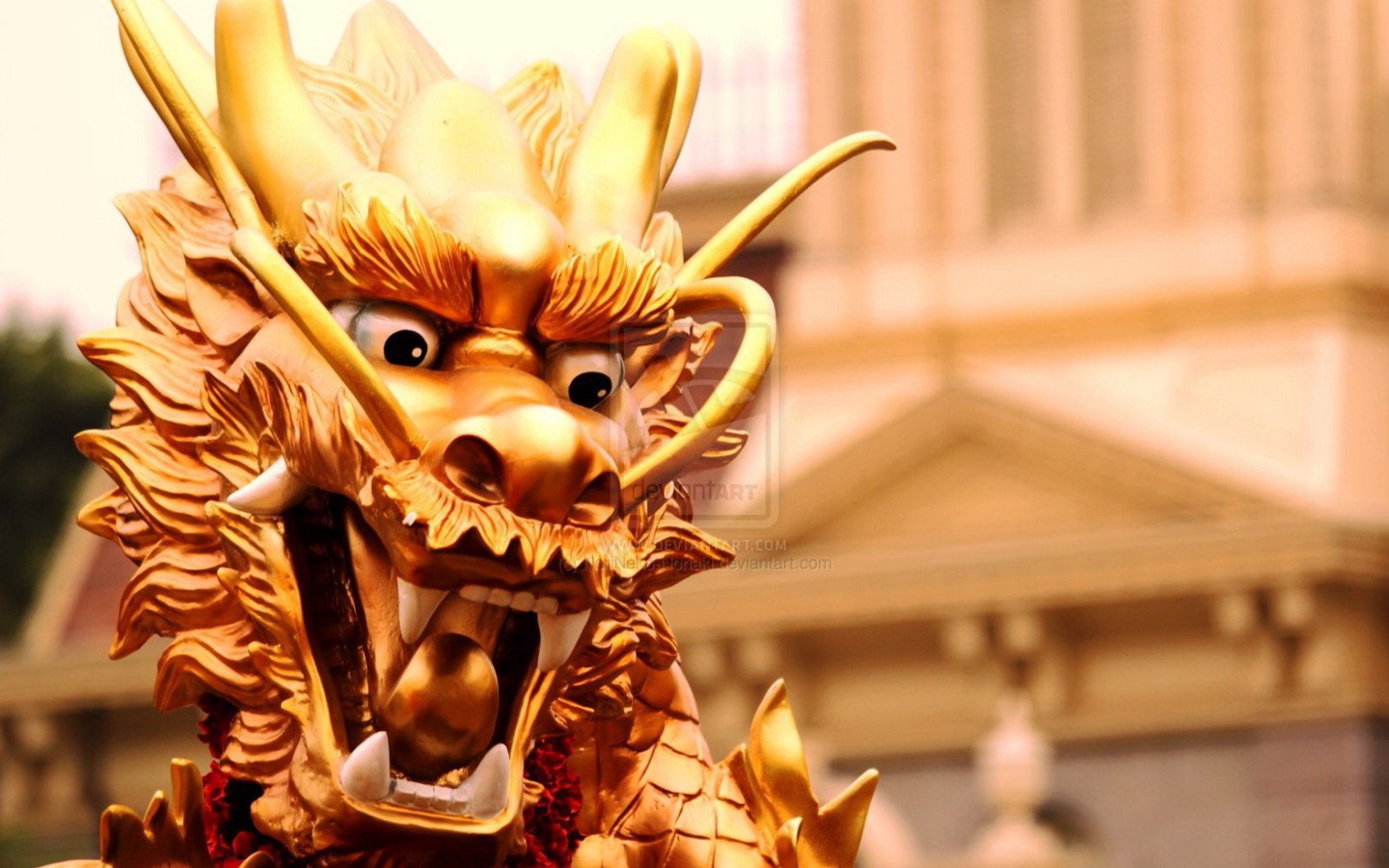 Голова золотого дракона