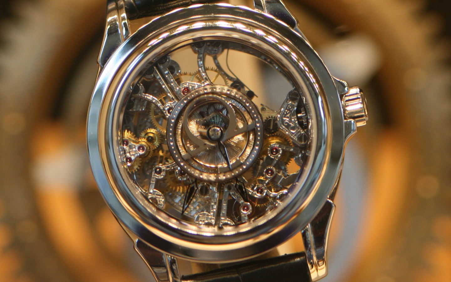 Прозрачный корпус дорогих часов