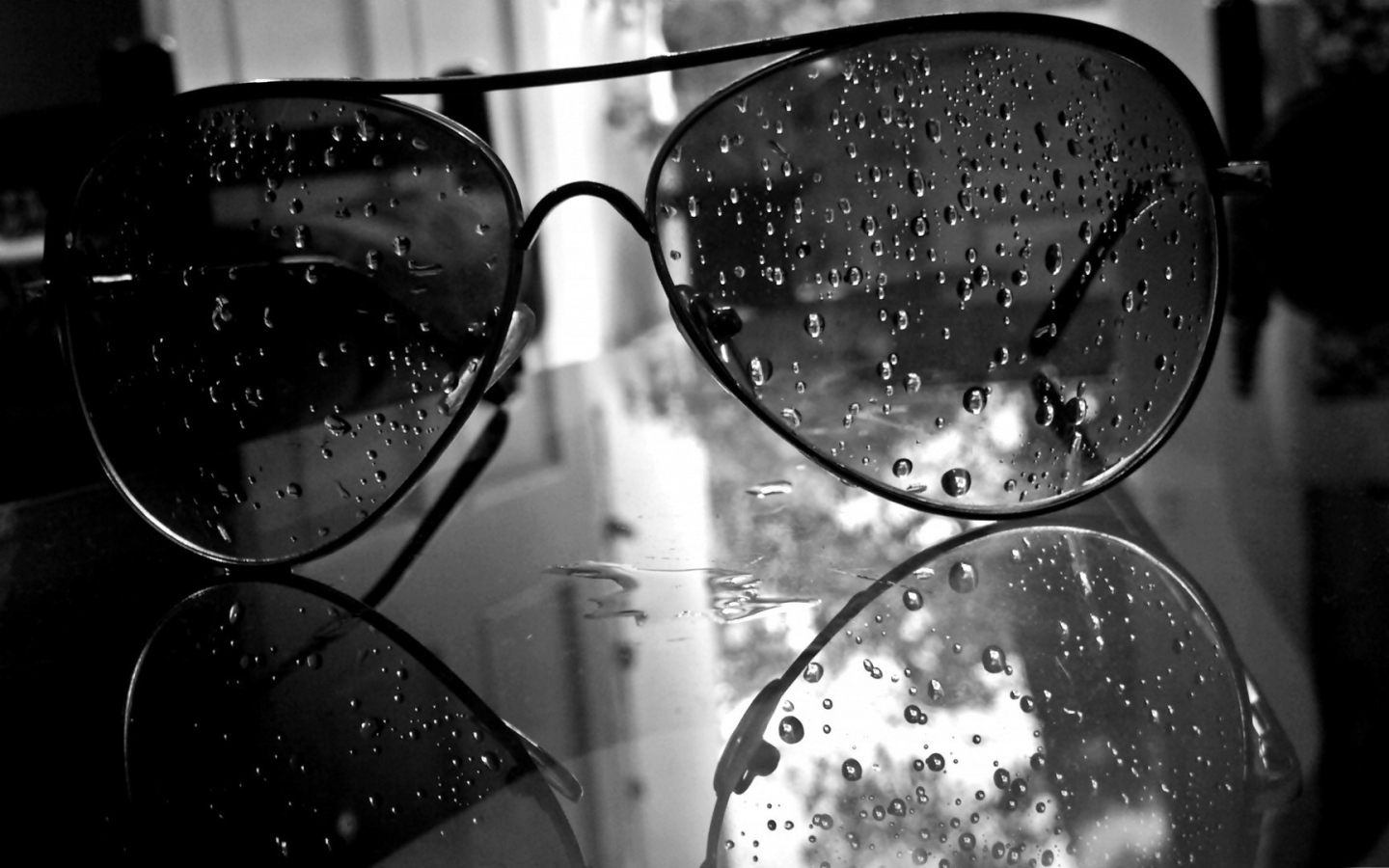Капли воды на темных очках